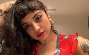 Mon Laferte revela foto del recuerdo de su mamá embarazada y sorprende con parecido entre ambas