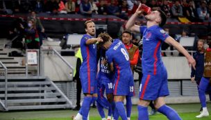 [Video] ¡Salud! Jugador inglés toma cerveza y anota un gol en el triunfo de su selección