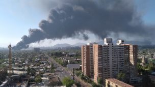 Incendio afecta a fábricas en Macul: peligran viviendas aledañas