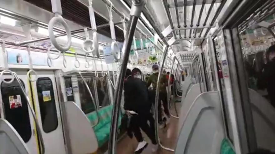 Tokio: Sujeto disfrazado del “Joker” atacó con un cuchillo a 15 personas y quemó vagón de metro