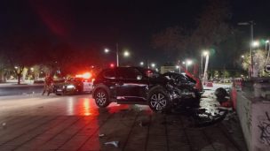 Al menos dos personas lesionadas: Vehículo choca contra una moto en Recoleta tras no respetar luz roja