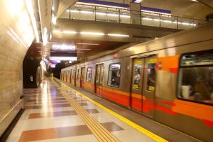 Detienen a dos sujetos por rayar vagón del Metro de Santiago en la Línea 4A