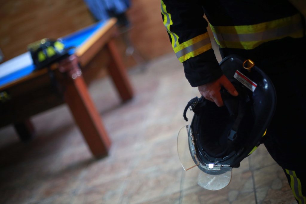 Bombero fue víctima de torturas y agresiones en “rito de iniciación”: “Lo amarraron de pies y manos con cinta adhesiva”