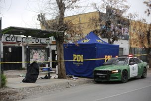 Hombre es encontrado muerto en su auto con un puñal clavado en la espalda