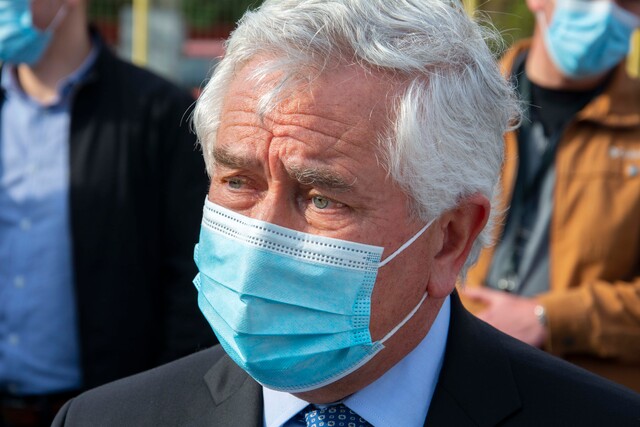 Ministro Paris responde a municipios: “No nos pueden echar la culpa de que no tengan vacunas”