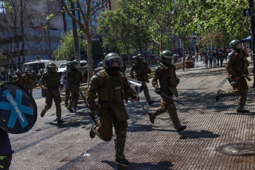 Carabineros informó 12 detenidos y 8 lesionados en incidentes por marcha contra la inmigración en Santiago