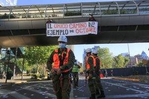 FOTOS | Carabineros detiene a dos personas que se colgaron de pasarela del Costanera Center