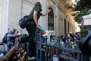 Manifestantes intentan ingresar a la Convención Constitucional