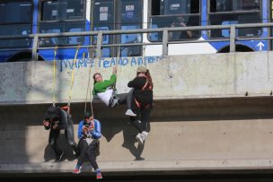 Manifestantes se colgaron desde un puente en la Rotonda Grecia