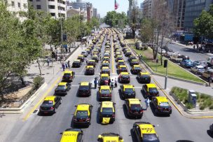 FOTOS | Taxistas hicieron una caravana y paralizaron el tránsito en la Alameda