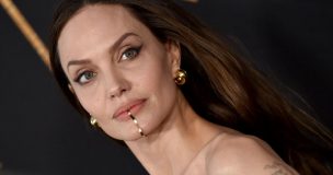 Lo hizo: Angelina Jolie borró el tatuaje que tenía de Brad Pitt