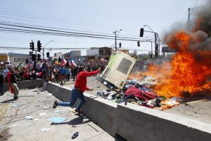 Imputados por quemar carpas de migrantes en Iquique quedan con arraigo nacional y arresto domiciliario