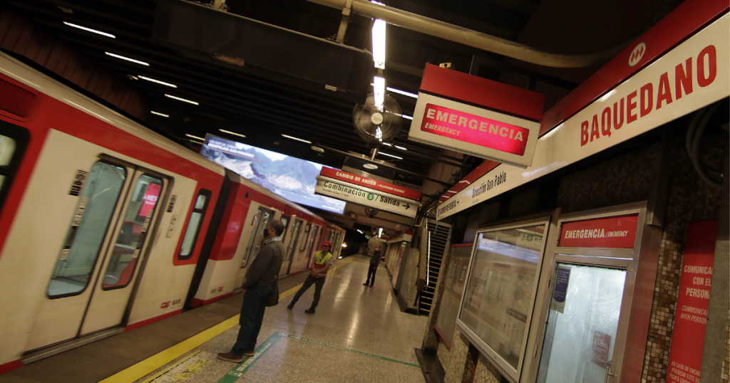 Metro de Santiago informa cierre de estación Baquedano por manifestaciones en el exterior