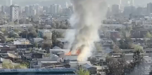 Bomberos combate incendio en Ñuñoa que afecta a al menos cinco hogares