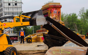 Delegación presidencial de la RM retira escombros ubicados en perímetro de la estatua de Baquedano