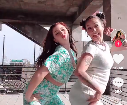 Denisse Rosenthal y Mafe Bertero “la rompen” en Tik Tok con coqueto baile