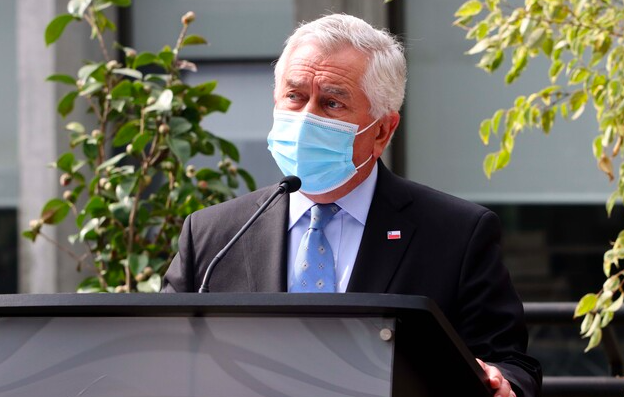 Ministro Paris tras llegada de variante Ómicron: “Debemos estar muy alertas, pero no crear pánico”