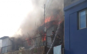 Incendio en viviendas de Viña del Mar dejó a un adulto mayor fallecido