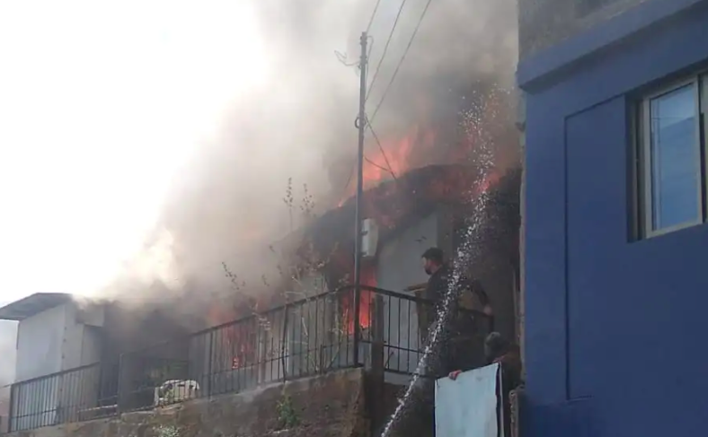 Incendio en viviendas de Viña del Mar dejó a un adulto mayor fallecido