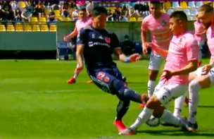 [Video] ¡Estuvo dos minutos en cancha! La infracción que significó la tarjeta roja para Camilo Moya