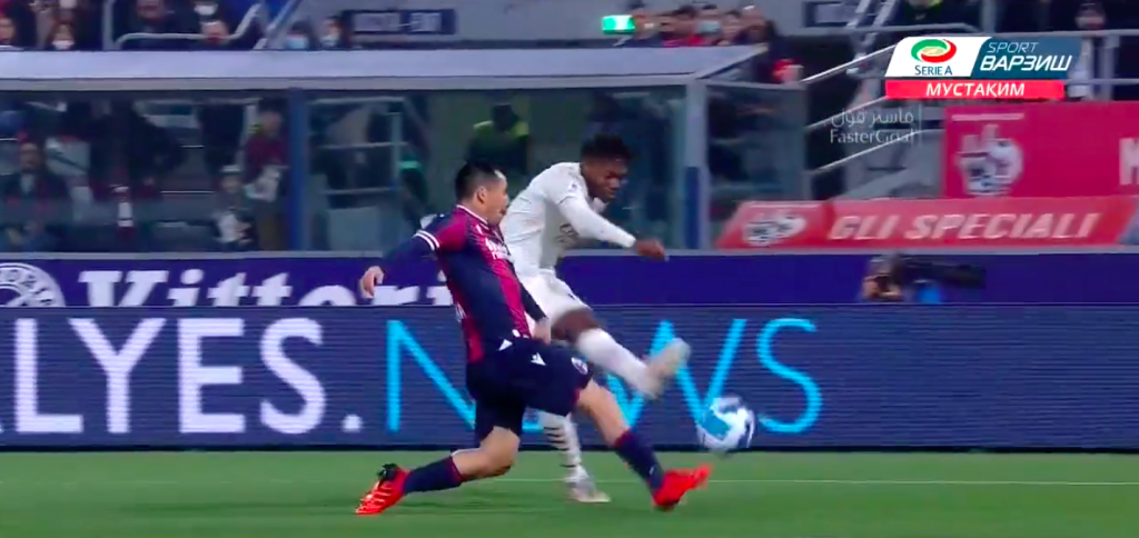 [Video] Se desvió en el Pitbull: el infortunio de Gary Medel en derrota del Bologna