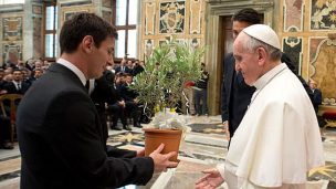 Regalo especial: Lionel Messi sorprende al Papa Francisco con un particular presente