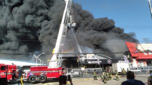 Incendio en fábricas de Macul: Bomberos piden a vecinos evacuar casas aledañas y que no se acerquen a zona afectada