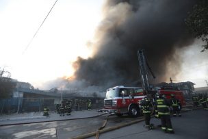 Carabineros identifica a víctima del incendio en Macul mientras Bomberos continúa trabajando para contener el siniestro