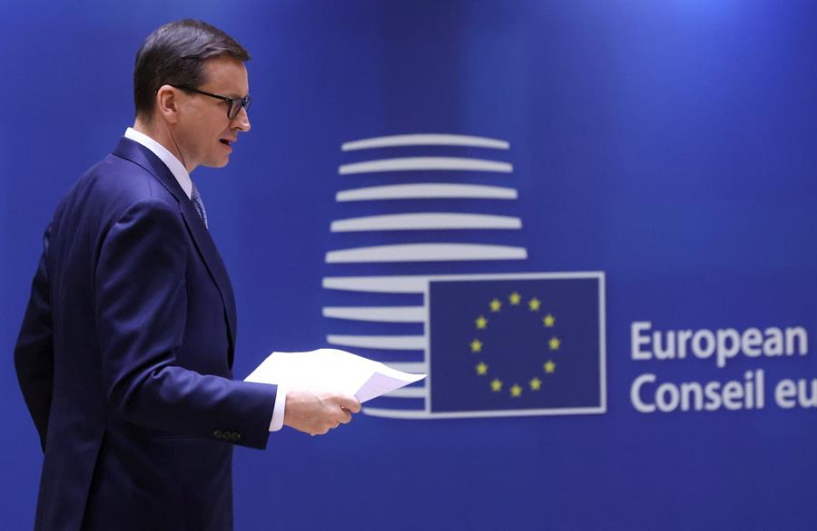 Primer ministro de Polonia asegura que la UE negocia “con una pistola en la sien” de la nación