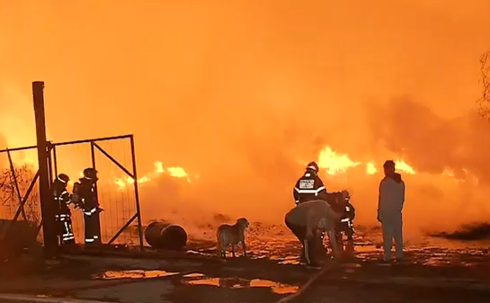 Incendio afecta fábrica de pallets en Pudahuel: fuego se ha expandido a tres casas