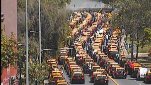 Caravana de taxis se desplazan por la Alameda