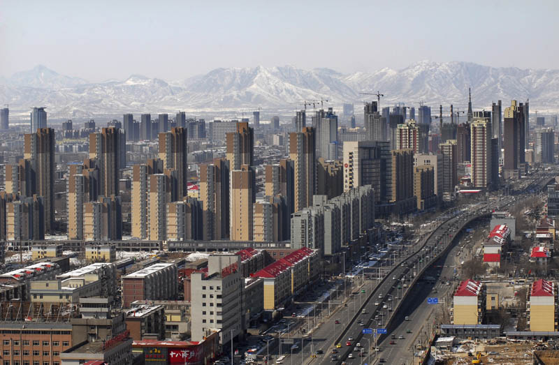 China confina una tercera ciudad por el brote de Covid-19