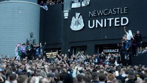 Los nuevos dueños del Newcastle quieren remecer el mercado en enero