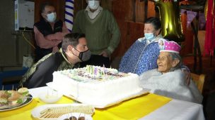 Pancho Saavedra celebró los 104 años de una de las mujeres más longevas de Chile en 