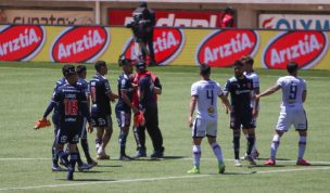 [Fotos] Más problemas en la U: barristas ingresaron a la cancha para increpar a los jugadores