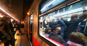 Metro de Santiago informa que estación Santa Lucía permanece cerrada por manifestaciones