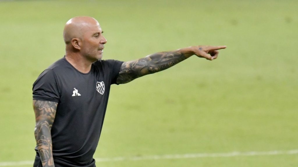 Sampaoli ya palpita su cruce con Messi: “La mejor forma de detenerlo es controlando el juego”