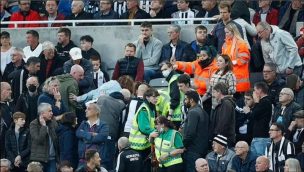 La historia detrás del impactante hecho que suspendió el Newcastle-Tottenham por unos minutos