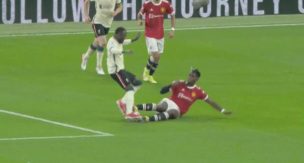 [Video] ¡Fue con todo! La dura entrada que le significó la tarjeta roja a Pogba en el clásico inglés