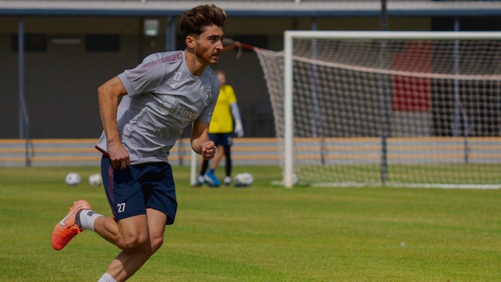 “Nadie debería tener que ocultar quien es”: Futbolista australiano anuncia su homosexualidad con emotivo video