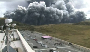 Japón: Impactante registro muestra la explosión del volcán Monte Aso al entrar en erupción