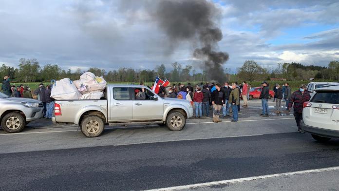 Siete carabineros heridos tras desalojo de predio en Los Ríos: Comunidad los enfrentó con armas de fuego