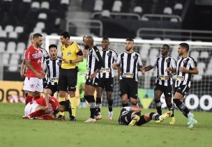 [Video] ¡Increíble! Defensor brasileño pegó una patada que le dolió hasta a él