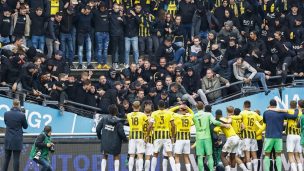 [Video] ¡Insólito! La tribuna cede y los hinchas del Vitesse siguen celebrando el triunfo de su equipo