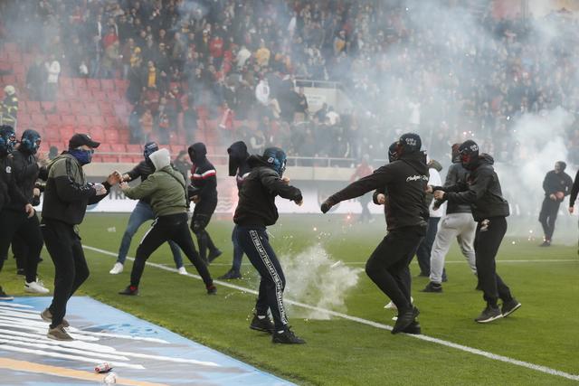 [Video] Impactantes enfrentamientos entre hinchas eslovacos en el clásico de Bratislava