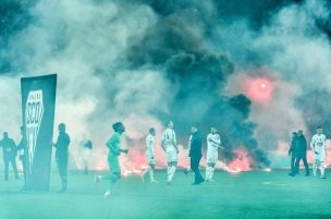 [Video] ¡Impactante! Hinchas del Saint Etienne lanzan bengalas a la cancha para pedir la renuncia de su DT