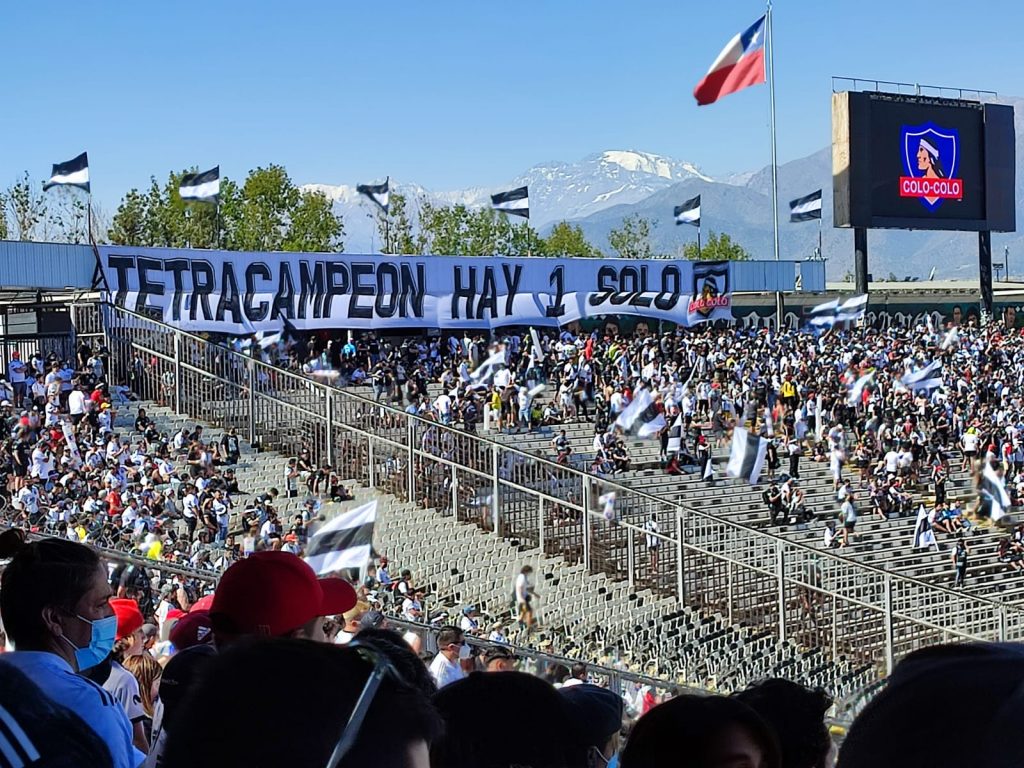 [Fotos] “Tetracampeón hay uno solo”: El mensaje con el que los hinchas albos recibieron a la UC