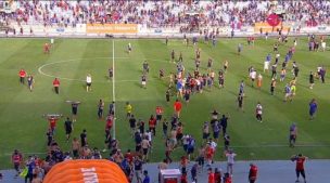 [Video] ¡Vergonzoso! Hinchas de la U invaden la cancha y encaran a jugadores tras derrota ante Curicó