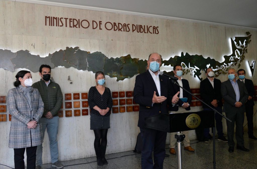 Ministro Moreno se reúne con grandes empresas y les pide avanzar en la reducción del consumo de agua