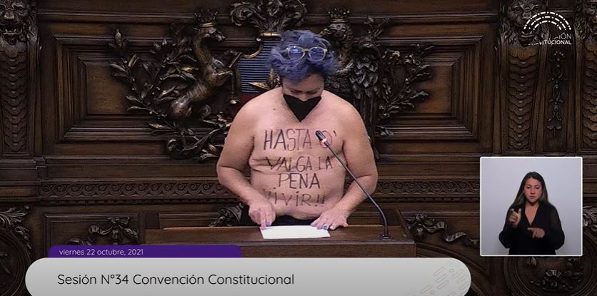 “Hasta que valga la pena vivir”: Convencional Alejandra Pérez dio su discurso a torso desnudo mostrando sus cicatrices